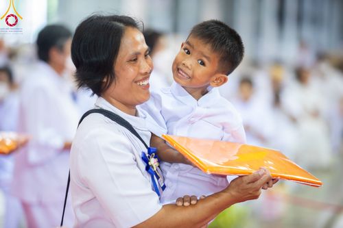 ภาพ No.86342:วันธรรมชัย ปีที่ 55 พิธีทอดผ้าป่ากฐินสมทบครั้งที่1, พิธีเจริญพุทธมนต์ ลูกนิมิตมหาสมบัติฯ พิธีจุดประทีป,พิธีฉลองชัยสวดมนต์บทธัมมจักกัปปวัตนสูตร วันอาทิตย์ที่ 27 สิงหาคม พ.ศ.2566 ณ สภาธรรมกายสากล / มหารัตนวิหารคด วัดพระธรรมกาย