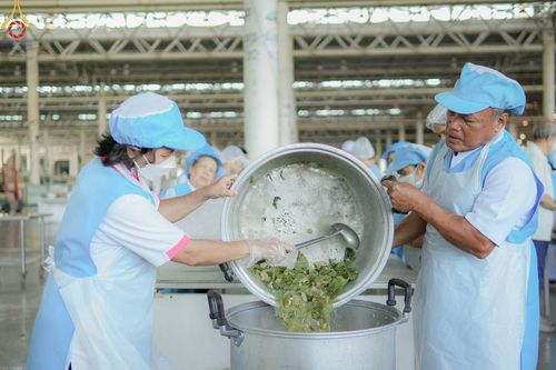 ภาพ No.105523:พิธีปฏิบัติธรรมและพิธีบูชาข้าวพระ ในวันจันทร์ที่ 1 มกราคม พ.ศ. 2567 ณ สภาธรรมกายสากล วัดพระธรรมกาย