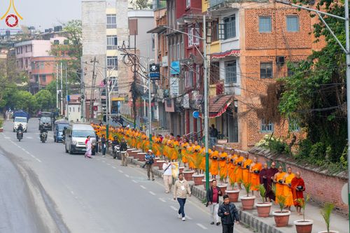 ภาพ No.317225:วันอังคารที่ 31 มีนาคม พ.ศ.2569 จาริกบิณฑบาตแห่งศรัทธา จากวัดอเชศวรสู่สี่แยกปาตันและวัดศรี ประเทศเนปาล