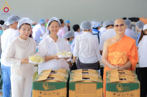 ภาพ No.323590:วันที่ 21 เมษายน 2569 ปอกทุเรียน 26 ตัน 75,000 กล่อง เตรียมงานถวายสังฆทาน40000กว่าวัดทั่วประเทศ