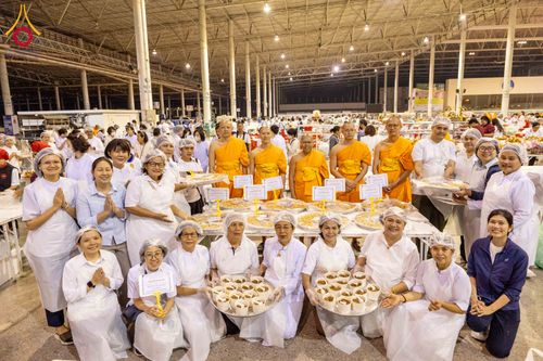 ภาพ No.279116:วันที่ 2 มกราคม พ.ศ.2569 พิธีถวายภัตตาหารเป็นสังฆทาน แด่พระธรรมยาตรา ณ วัดพระธรรมกาย ปทุมธานี ในโครงการธรรมยาตรา กตัญญูบูชา มหาปูชนียาจารย์ พระมงคลเทพมุนี(สด จนฺทสโร) พระผู้ปราบมาร อนุสรณ์สถาน 7 แห่ง ปีที่ 14