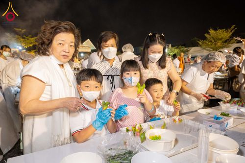 ภาพ No.295791:วันที่ 17 มกราคม พ.ศ. 2569 พิธีถวายภัตตาหารเป็นสังฆทาน แด่พระธรรมยาตรา ณ วัดโบสถ์บน ต.บางคูเวียง จ.นนทบุรี อนุสรณ์สถานลำดับที่ 4 สถานที่เกิดด้วยกายธรรม ในโครงการธรรมยาตรา กตัญญูบูชา มหาปูชนียาจารย์ พระมงคลเทพมุนี(สด จนฺทสโร) พระผู้ปราบมาร อนุสรณ์สถาน 7 แ