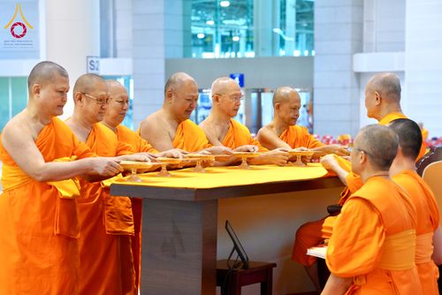 ภาพ No.284809:วันอาทิตย์ที่ 14 ธันวาคม พ.ศ.2568  พิธีปฏิบัติธรรม พิธีถวายภัตตาหารเป็นสังฆทาน พิธีมอบต้นสมบัติจักรพรรดิ ถวายแด่เจ้าอาวาสและประธานสงฆ์ 236 ศูนย์ส่งเสริมศีลธรรมทั่วโลก ณ สภาธรรมกายสากล วัดพระธรรมกาย