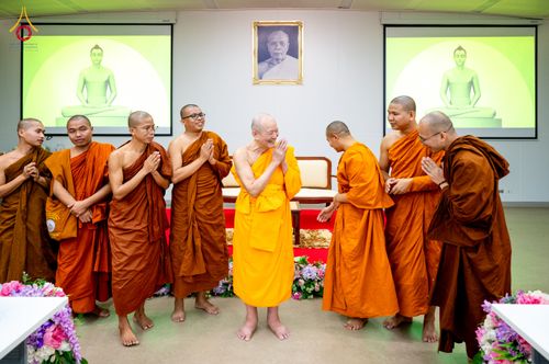 ภาพ No.323372:หลวงพ่อทัตตชีโว รองเจ้าอาวาสวัดพระธรรมกาย ถวายการต้อนรับปฏิสันถารคณะสงฆ์จากประเทศศรีลังกา