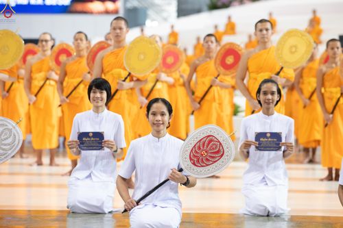 ภาพ No.339049:วันอาทิตย์ที่ 12 กรกฎาคม พ.ศ.2569 พิธีมุทิตาผู้สอบได้เปรียญธรรม ประโยค 1-2 ถึง ป.ธ.9 และ บ.ศ.1-2 ถึง บ.ศ.6 สำนักศาสนศึกษาวัดพระธรรมกาย ประจำปี 2569, พิธีมอบตราตั้งแต่งตั้งอาจารย์ใหญ่ สำนักศาสนศึกษาวัดพระธรรมกาย
