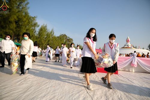 ภาพ No.70631:พิธีตักบาตรพระธรรมยาตราฯ ในโครงการธรรมยาตรากตัญญูบูชา มหาปูชนียาจารย์ พระมงคลเทพมุนี(สด จนฺทสโร) พระผู้ปราบมาร ปีที่ 11 ณ อนุสรณ์สถานลำดับที่ 2 สถานที่ตั้งมโนปณิธานบวชตลอดชีวิต อนุสรณ์สถานคลองบางนางแท่น อ.สามพราน จ.นครปฐม วันที่ 14 มกราคม พ.ศ. 2566