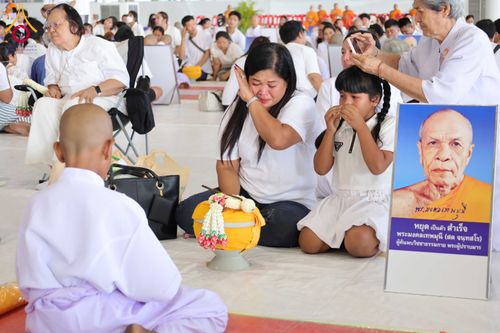 ภาพ No.319473:วันเสาร์ที่ 4 เมษายน พ.ศ.2569 พิธีขอขมา มอบผ้าไตร และถวายบาตรแด่นาคธรรมทายาท ในโครงการบรรพชาสามเณรฟื้นฟูพระพุทธศาสนาทั่วไทย โครงการหน่อแก้วเปรียญธรรม รุ่นที่ 14 โครงการสามเณรยุวธรรมทายาท รุ่นที่ 34 โครงการสามเณรมัชฌิมธรรมทายาท รุ่นที่ 30 ณ สภาธรรมกายสากล