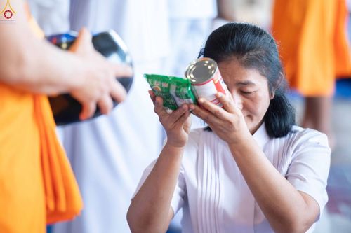 ภาพ No.345430:วันพฤหัสบดีที่ 27 สิงหาคม พ.ศ.2569 พิธีตักบาตรในวันธรรมชัย ณ สภาธรรมกายสากล วัดพระธรรมกาย ปทุมธานี
