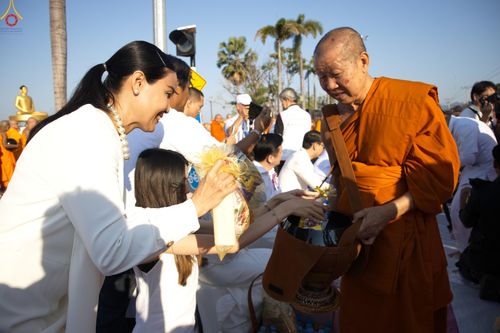 ภาพ No.284257:วันเสาร์ที่ 20 ธันวาคม พ.ศ.2568  พิธีตักบาตรพระ 10,000 รูป เนื่องในโอกาส 194 ปี จังหวัดกาญจนบุรี และอุทิศส่วนกุศลให้แด่บรรพชนทั้งหลาย บริเวณถนนสองแคว (Skywalk) เมืองกาญจนบุรี