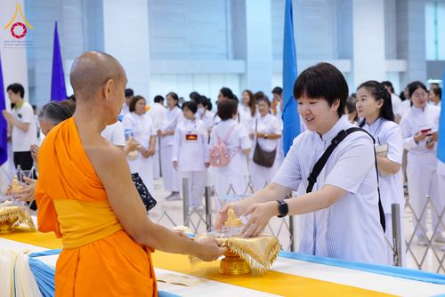 ภาพ No.338086:วันอาทิตย์ต้นเดือน 5 กรกฎาคม พ.ศ.2569 สัมมนาพิเศษ พิธีมอบพระของขวัญ ณ ห้องแก้วสารพัด1 วัดพระธรรมกาย