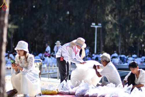 ภาพ No.105937:V.2 ทุ่มเท การเตรียมงาน เก็บงาน การรับบุญของเจ้าหน้าที่หน่วยงานต่างๆ เพื่อโครงการธรรมยาตรา กตัญญูบูชามหาปูชนียาจารย์ พระมงคลเทพมุนี (สด จนฺทสโร) พระผู้ปราบมาร อนุสรณ์สถาน 7 แห่ง ปีที่ 12 ระหว่างวันที่ 2 - 31 มกราคม พ.ศ.2567