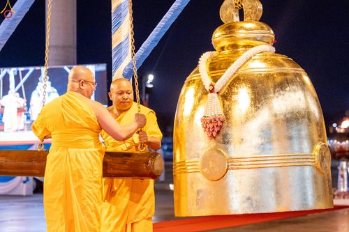 ภาพ No.280293:วันที่ 31 ธันวาคม พ.ศ.2568 -วันที่ 1 มกราคม พ.ศ.2569 พิธีฉลองชัยสวดมนต์บทธัมมจักกับปปวัตนสูตร ครบ 8,000,000,000 จบ , พิธีสวดมนต์ข้ามปี ณ วัดพระธรรมกาย
