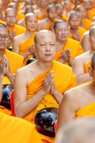 ภาพ No.289302:วันที่ 7 มกราคม พ.ศ. 2569 พิธีตักบาตรพระธรรมยาตรา ณ อนุสรณ์สถานลำดับที่ 1 สถานที่เกิดด้วยรูปกายเนื้อ อนุสรณ์สถานมหาวิหารพระมงคลเทพมุนี (โลตัสแลนด์) อ.สองพี่น้อง จ.สุพรรณบุรี ในโครงการธรรมยาตรา กตัญญูบูชา มหาปูชนียาจารย์ พระมงคลเทพมุนี(สด จนฺทสโร) พระผู้ป