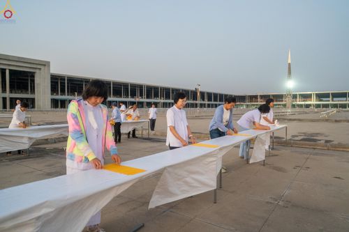 ภาพ No.321203:วันที่ 10-11 เมษายน พ.ศ.2569 การเตรียมกล่องไทยธรรม และการติดผ้ารับประเคน เพื่องานถวายมหาสังฆทาน 40,000 กว่าวัดทั่วประเทศ วันคุ้มครองโลก 22 เมษายน พ.ศ.2569 วัดพระธรรมกาย