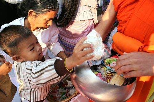 ภาพ No.15848:ประมวลภาพตักบาตรพระ 3 แผ่นดิน พระ 10,000 รูป ปีที่ 2 จ.เชียงราย