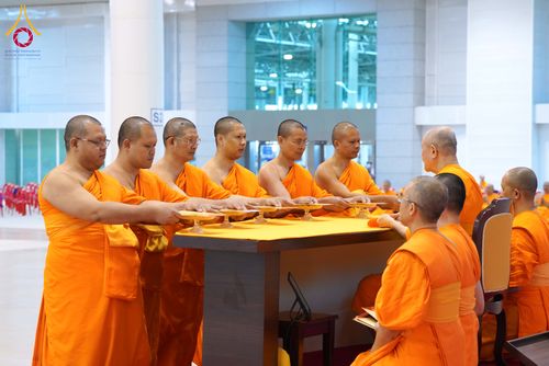 ภาพ No.285011:วันอาทิตย์ที่ 14 ธันวาคม พ.ศ.2568  พิธีปฏิบัติธรรม พิธีถวายภัตตาหารเป็นสังฆทาน พิธีมอบต้นสมบัติจักรพรรดิ ถวายแด่เจ้าอาวาสและประธานสงฆ์ 236 ศูนย์ส่งเสริมศีลธรรมทั่วโลก ณ สภาธรรมกายสากล วัดพระธรรมกาย