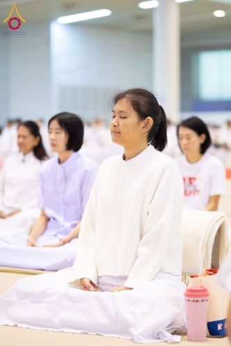 ภาพ No.284753:วันอาทิตย์ที่ 14 ธันวาคม พ.ศ.2568  พิธีปฏิบัติธรรม พิธีถวายภัตตาหารเป็นสังฆทาน พิธีมอบต้นสมบัติจักรพรรดิ ถวายแด่เจ้าอาวาสและประธานสงฆ์ 236 ศูนย์ส่งเสริมศีลธรรมทั่วโลก ณ สภาธรรมกายสากล วัดพระธรรมกาย