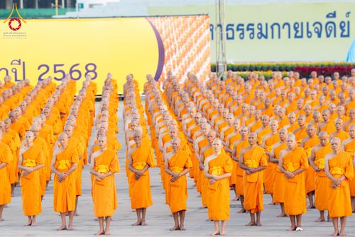 ภาพ No.285216:วันจันทร์ที่ 15 ธันวาคม พ.ศ.2568  บันทึกภาพหมู่ประวัติศาสตร์ โครงการบรรพชาอุปสมบทหมู่  รุ่นบูชาธรรมมหาปูชนียาจารย์ ประจำปี 2568 ณ ลานธรรมมหาธรรมกายเจดีย์ วัดพระธรรมกาย