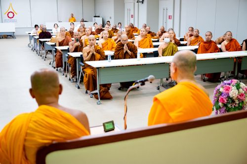 ภาพ No.323351:หลวงพ่อทัตตชีโว รองเจ้าอาวาสวัดพระธรรมกาย ถวายการต้อนรับปฏิสันถารคณะสงฆ์จากประเทศศรีลังกา