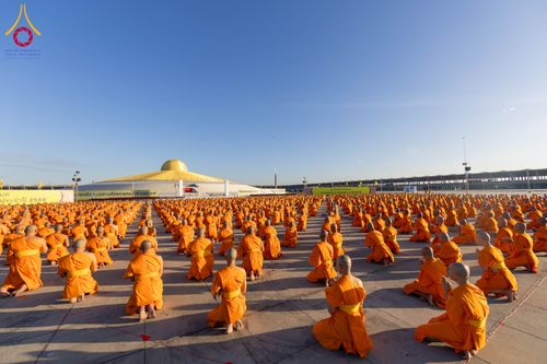 ภาพ No.285304:วันจันทร์ที่ 15 ธันวาคม พ.ศ.2568  บันทึกภาพหมู่ประวัติศาสตร์ โครงการบรรพชาอุปสมบทหมู่  รุ่นบูชาธรรมมหาปูชนียาจารย์ ประจำปี 2568 ณ ลานธรรมมหาธรรมกายเจดีย์ วัดพระธรรมกาย