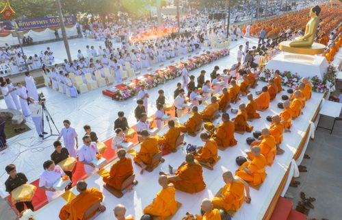 ภาพ No.282639:วันเสาร์ที่ 20 ธันวาคม พ.ศ.2568 พิธีตักบาตรพระ 10,000 รูป (ชุด 2) เนื่องในโอกาส 194 ปี จังหวัดกาญจนบุรี และอุทิศส่วนกุศลให้แด่บรรพชนทั้งหลาย บริเวณถนนสองแคว (Skywalk) เมืองกาญจนบุรี