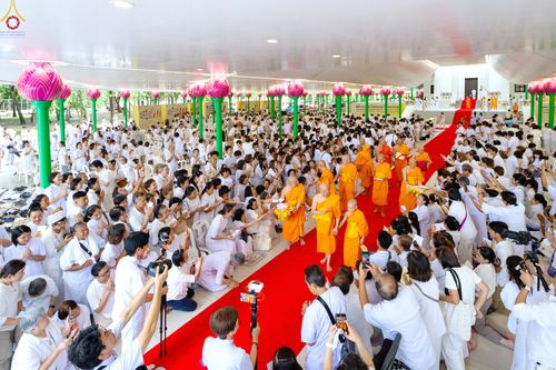 ภาพ No.330884:วันวิสาขบูชา อาทิตย์ที่ 31 พฤษภาคม พ.ศ.2569 พิธีบรรพชาสามเณรอุบาสก 11 ท่าน , พิธีถวายบาตรผ้าไตร และจตุปัจจัยไทยธรรม แด่สามเณร , พิธีอุปสมบทอุทิศชีวิต , พิธีกล่าวคำกัปปิยภัณฑ์  ณ อุโบสถพระไตรปิฎก วัดพระธรรมกาย จังหวัดปทุมธานี