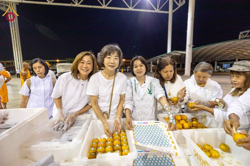 ภาพ No.279125:วันที่ 2 มกราคม พ.ศ.2569 พิธีถวายภัตตาหารเป็นสังฆทาน แด่พระธรรมยาตรา ณ วัดพระธรรมกาย ปทุมธานี ในโครงการธรรมยาตรา กตัญญูบูชา มหาปูชนียาจารย์ พระมงคลเทพมุนี(สด จนฺทสโร) พระผู้ปราบมาร อนุสรณ์สถาน 7 แห่ง ปีที่ 14