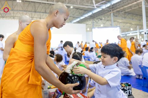 ภาพ No.308258:วันที่ 1  กุมภาพันธ์ พ.ศ. 2569 พิธีตักบาตรข้าวสารอาหารแห้ง ณ บ้านแก้วเรือนทองคุณยาย สภาธรรมกายสากล วัดพระธรรมกาย