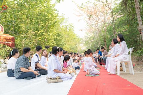 ภาพ No.135013: พิธีบรรพชาสามเณร  พิธีตักบาตรฉลองสามเณรใหม่ วันที่ 1 เมษายน พ.ศ.2567 ในโครงการบรรพชาสามเณรฟื้นฟูพระพุทธศาสนาทั่วไทย ณ ศูนย์ปฏิบัติธรรมแก้วเมืองเลย