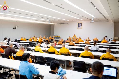 ภาพ No.222906:วันที่ 23 เมษายน พ.ศ. 2568 หลวงพ่อทัตตชีโวต้อนรับคณะสงฆ์จีน ณ อาคาร 100 ปี คุณยายมหารัตนอุบาสิกาจันทร์ ขนนกยูง วัดพระธรรมกาย