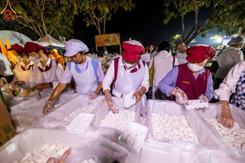 ภาพ No.111812:พิธีถวายภัตตาหารเป็นสังฆทาน แด่คณะพระธรรมยาตราฯ ในโครงการธรรมยาตรา กตัญญูบูชา มหาปูชนียาจารย์ พระมงคลเทพมุนี(สด จนฺทสโร) พระผู้ปราบมาร อนุสรณ์สถาน 7 แห่ง ปีที่ 12 วันที่ 14 มกราคม พ.ศ. 2567 ณ อนุสรณ์สถานมหาวิหารพระมงคลเทพมุนี  (โลตัสแลนด์) อ.สองพี่น้อง จ