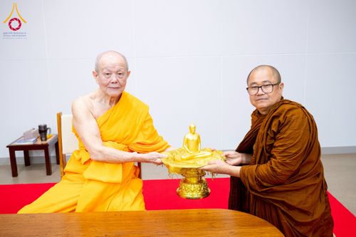 ภาพ No.222582:วันที่ 23 เมษายน พ.ศ. 2568 หลวงพ่อทัตตชีโวต้อนรับคณะสงฆ์บังกลาเทศ ณ อาคาร 100 ปี คุณยายมหารัตนอุบาสิกาจันทร์ ขนนกยูง วัดพระธรรมกาย