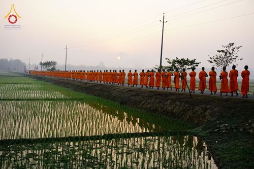 ภาพ No.76347:คณะสงฆ์และสามเณรบิณฑบาต ประเทศบังกลาเทศ วันที่ 11 กุมภาพันธ์ พ.ศ. 2566