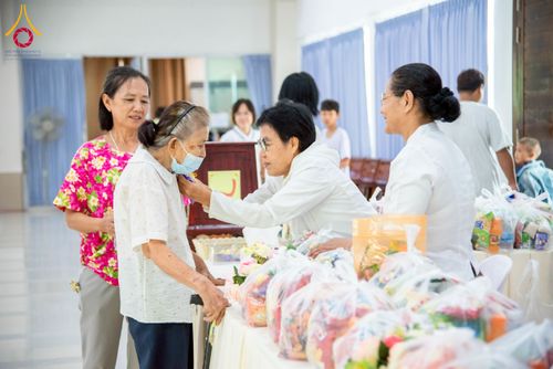 ภาพ No.218014:วันอาทิตย์ที่ 13 เมษายน พ.ศ. 2568 พิธีตักบาตรฉลองสามเณรใหม่ 75 รูป เนื่องในวันสงกรานต์ (โครงการบรรพชาสามเณรฟื้นฟูพระพุทธศาสนาทั่วไทย ประจำปีพุทธศักราช 2568) ณ ศูนย์ปฏิบัติธรรมระยอง(บ้านช่องลม) ตำบลบางบุตร อำเภอบ้านค่าย จังหวัดระยอง