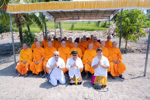 ภาพ No.155794:พิธีกลั่นแผ่นดิน ศูนย์ปฏิบัติธรรมบาหลีแห่งที่ 2  ตั้งอยู่ที่ Sumita, Gianyar, เกียนยัร บาหลี ประเทศอินโดนีเซีย ในวันที่ 20 กันยายน พ.ศ. 2567