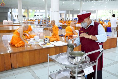 ภาพ No.230384:วันที่ 28 มิถุนายน พ.ศ. 2568 พิธีถวายภัตตาหารเมนูสวรรค์ เพื่อการบรรลุธรรม ณ หอฉันคุณยายอาจารย์ฯ วัดพระธรรมกาย