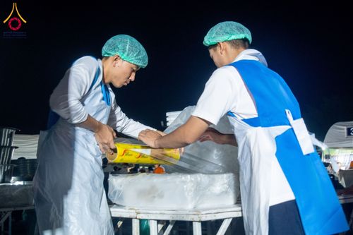 ภาพ No.193558:สาธุชนถวายภัตตาหารเป็นสังฆทาน แด่พระธรรมยาตรา ณ อนุสรณ์สถานคลองบางนางแท่น อ.สามพราน จ.นครปฐม ในโครงการธรรมยาตรา กตัญญูบูชา มหาปูชนียาจารย์ พระมงคลเทพมุนี(สด จนฺทสโร) พระผู้ปราบมาร อนุสรณ์สถาน 7 แห่ง ปีที่ 13 วันที่ 11 มกราคม พ.ศ. 2568