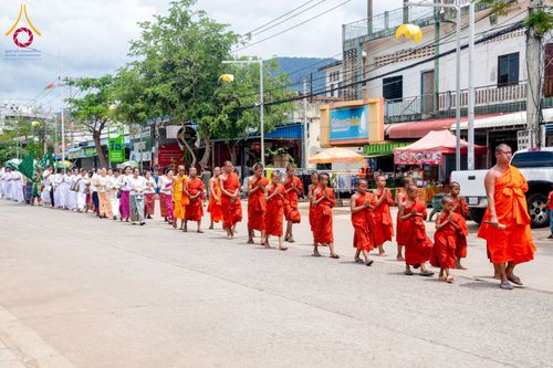 ภาพ No.145468:ศูนย์ปฎิบัติธรรมนครวัด ร่วมกับสำนักงานเจ้าคณะจังหวัดไพลิน ถวายเทียนพรรษา มหาสังฆทานครั้งยิ่งใหญ่ เชื่อมสัมพันธ์ ไทย-กัมพูชา 80 วัด บูชาธรรมธรรมหลวงพ่อธัมมชโย ณ วัดโพธิมาราม จ.ไพลิน ประเทศกัมพูชา วันพุธที่ 17 กรกฎาคม พ.ศ. 2567