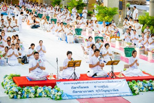 ภาพ No.145696:พิธีตักบาตรฉลองพระใหม่ รุ่นเข้าพรรษา ณ วิหารคด วัดพระธรรมกาย วันเสาร์ที่ 20 กรกฎาคม พ.ศ. 2567