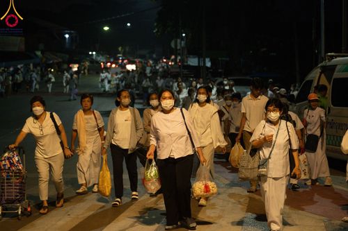 ภาพ No.101782:ตักบาตรพระ 10,000 รูป เติมบุญให้แผ่นดิน เนื่องในโอกาส 192 ปี จังหวัดกาญจนบุรี หนึ่งในโครงการตักบาตรพระ 2,000,000 รูป  77 จังหวัดทุกวัดทั่วไทย วันจันทร์ที่ 11 ธันวาคม พ.ศ. 2566 บริเวณถนนสองแคว (SKY WALK) เมืองกาญจนบุรี