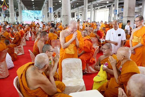 ภาพ No.221523:วันอังคารที่ 22 เมษายน พ.ศ. 2568 ภาพพิธีถวายมหาสังฆทานคณะสงฆ์ 40,000 กว่าวัดทั่วประเทศ เนื่องในวันคุ้มครองโลก ชุดที่ 2 (ปลื้มให้สมการรอคอย) ณ ลานธรรมพระมหาธรรมกายเจดีย์ วัดพระธรรมกาย