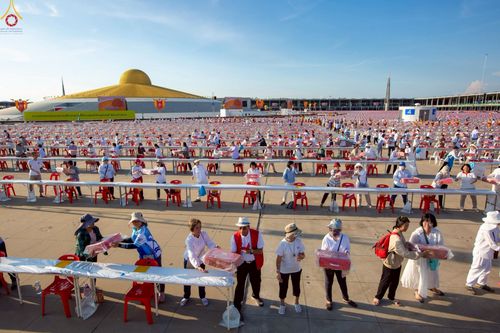 ภาพ No.225019:วันที่ 20 - 27 เมษายน พ.ศ. 2568 "ภาพแห่งความปลื้มที่ไม่มีวันจบ" คณะสงฆ์สามเณร เจ้าหน้าที่ และสาธุชน ร่วมแรงร่วมใจกันเตรียมงานและเก็บงาน เพื่อวันคุ้มครองโลก พิธีถวายมหาสังฆทานคณะสงฆ์ 40,000 กว่าวัดทั่วประเทศ