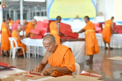 ภาพ No.210837:วันที่ 15 มีนาคม พ.ศ. 2568  บุญบรรจุกล่องไทยธรรม เพื่อถวายแด่พระสังฆาธิการ 40,000 กว่าวัดทั่วไทย ในวันคุ้มครองโลก 22 เมษายน พ.ศ. 2568