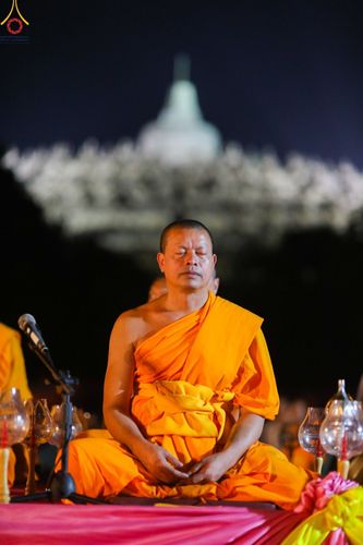 ภาพ No.104175:พิธีจุดประทีป ถวายเป็นพุทธบูชา สามเณรธรรมทายาทชาวอินโดนีเซียกว่า 1,000 รูป ณ มหาเจดีย์บุโรพุทโธ ประเทศอินโดนีเซีย ในวันที่ 23 ธันวาคม พ.ศ. 2566
