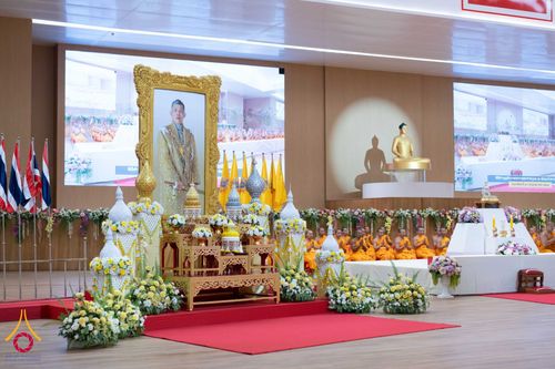 ภาพ No.145988:พิธีเจริญพระพุทธมนต์ ปฏิบัติธรรมเจริญสมาธิภาวนา เพื่อถวายเป็นพระราชกุศล แด่พระบาทสมเด็จพระเจ้าอยู่หัว เนื่องในโอกาสพระราชพิธีมหามงคล เฉลิมพระชนมพรรษา 6 รอบ 28 กรกฎาคม 2567 วันอาทิตย์ที่ 28 กรกฎาคม พ.ศ. 2567  ณ ห้องแก้วสารพัดนึก 2 สภาธรรมกายสากล
