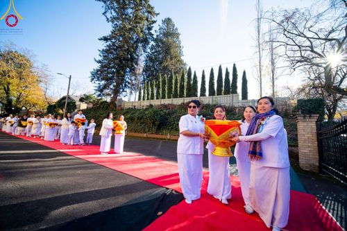 ภาพ No.100911:พิธีทอดกฐินบรมจักรพรรดิสร้างทุกสิ่ง ณ วัดพระธรรมกายออเรกอน ประเทศสหรัฐอเมริกา  วันอาทิตย์ ที่ 26 พฤศจิกายน พ.ศ. 2566