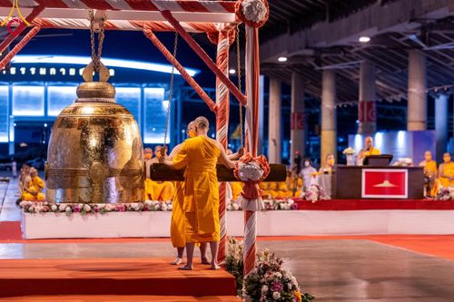 ภาพ No.105177:พิธีฉลองชัยสวดมนต์บทธรรมจักร 6,000,000,000 จบ และสวดมนต์ข้ามปี ณ มหารัตนวิหารคด วัดพระธรรมกาย ในวันที่ 31 ธันวาคม พ.ศ. 2566