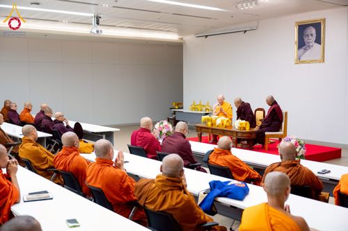ภาพ No.222622:วันที่ 23 เมษายน พ.ศ. 2568 หลวงพ่อทัตตชีโวต้อนรับคณะสงฆ์เมียนมาร์ ณ อาคาร 100 ปี คุณยายมหารัตนอุบาสิกาจันทร์ ขนนกยูง วัดพระธรรมกาย