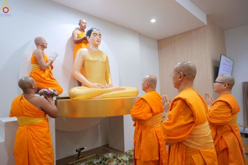 ภาพ No.270432:วันอาทิตย์ที่ 19 ตุลาคม พ.ศ. 2568 พิธีทอดกฐินสามัคคี , พิธีสมโภชพระประธาน อัญเชิญพระบรมสารีริกธาตุบรรจุ ในเกศและประดิษฐานจักรแก้ว ในแผ่นฌานองค์พระประธาน ณ ศูนย์ปฏิบัติธรรมเขาคิชฌกูฏ จ.จันทบุรี