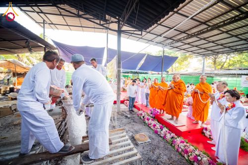 ภาพ No.62341:คณะศิษยานุศิษย์รวมใจสถาปนาและสมโภช ธรรมจักร เพื่ออัญเชิญประดิษฐาน ณ ยอดอุโบสถ 80 ปี หลวงพ่อธัมมชโย วัดพระธรรมกายนิวเจอร์ซี ประเทศสหรัฐอเมริกา  วันอาทิตย์ที่ 7 เมษายน พ.ศ. 2567